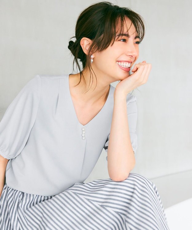 ANY SIS L 【洗える】パール調Ｖネック ブラウス ライトブルー