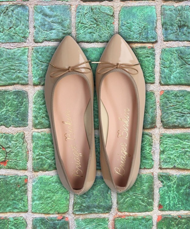 Bridget Birkin 【Bridget Birkin】ポインテッドリボンレインフラットパンプス ベージュエナメル
