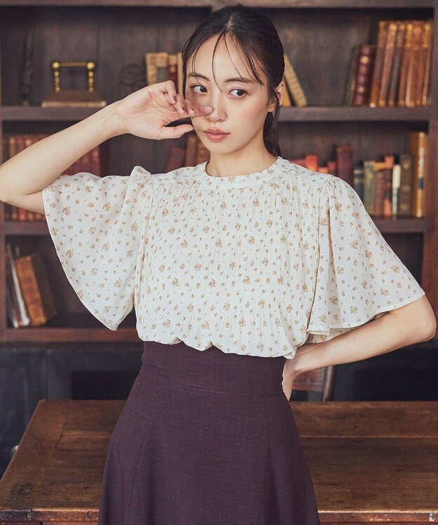 earth music&ecology マジョリカプリーツ半袖ブラウス Flower Beige