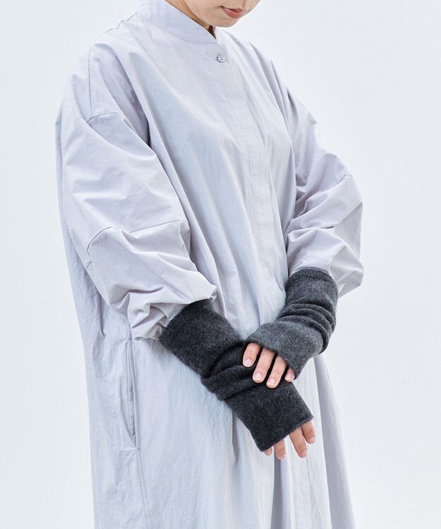AND WOOL 〈上質な素材と手仕事から生まれた優しいニット〉カシミヤ100%アームウォーマー チャコールグレー