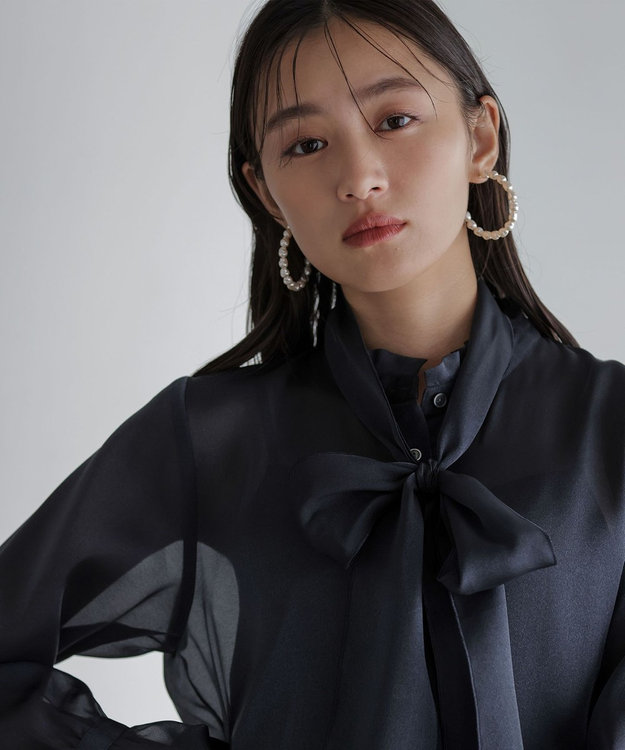 組曲 L 【WEB限定】シャイニーオーガンボウタイ付き ブラウス ネイビー系