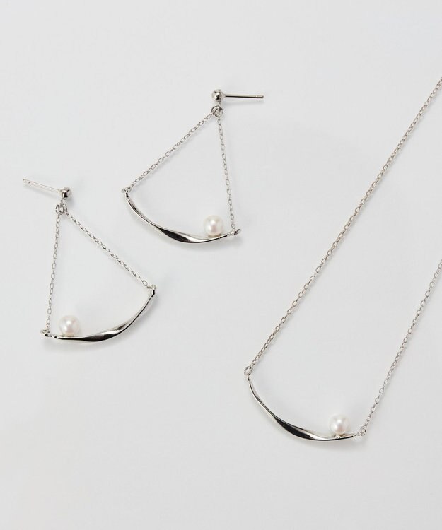 Phoebe 【金属アレルギー対応】スライヴパールトライアングルピアス　シルバー/ニッケルフリー シルバー