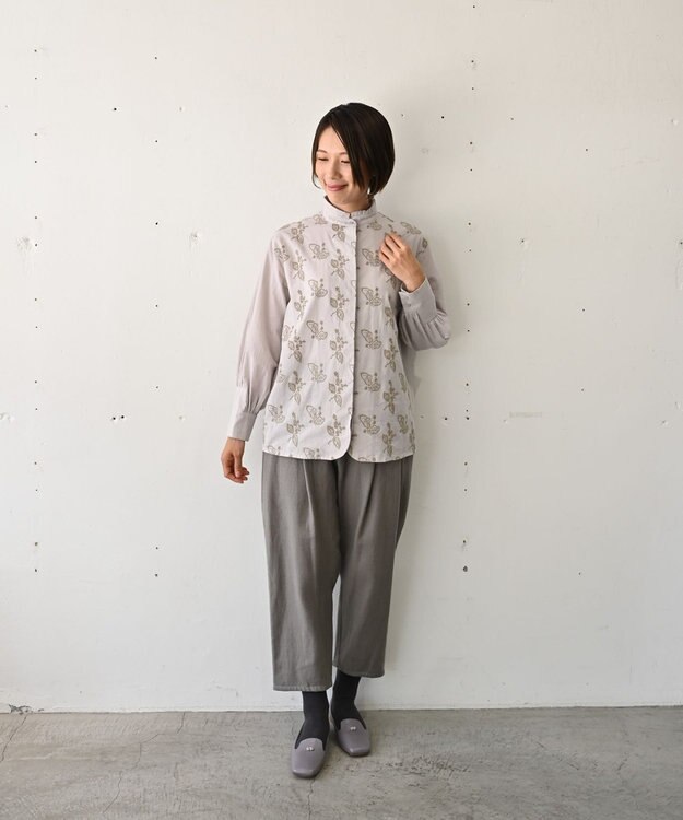 muuc 〈コットン100%〉〈綿ローン生地〉〈ふんわり柔らかな肌触り〉梅小花刺繍 スタンドカラーブラウス ライトグレー