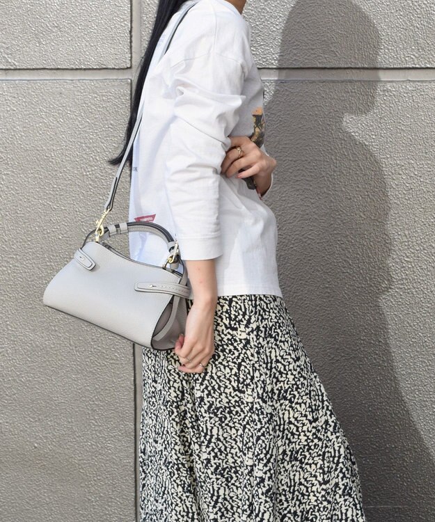 INTER-CHAUSSURES 【LORISTELLA】シュリンクレザーハンドバッグ ライトグレー