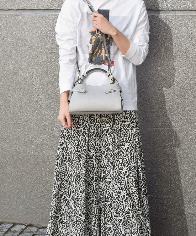 INTER-CHAUSSURES 【LORISTELLA】シュリンクレザーハンドバッグ ライトグレー