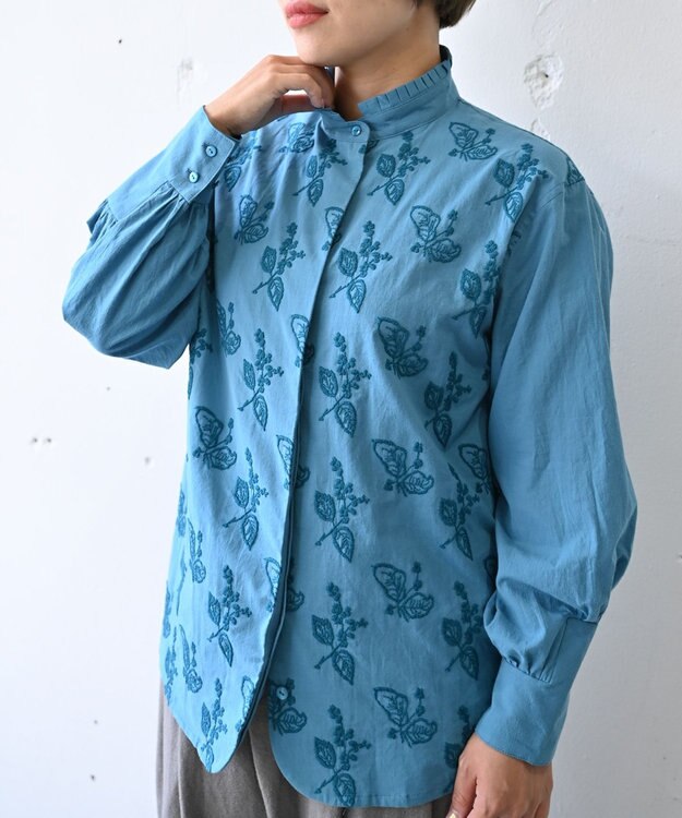 muuc 〈コットン100%〉〈綿ローン生地〉〈ふんわり柔らかな肌触り〉梅小花刺繍 スタンドカラーブラウス ブルー