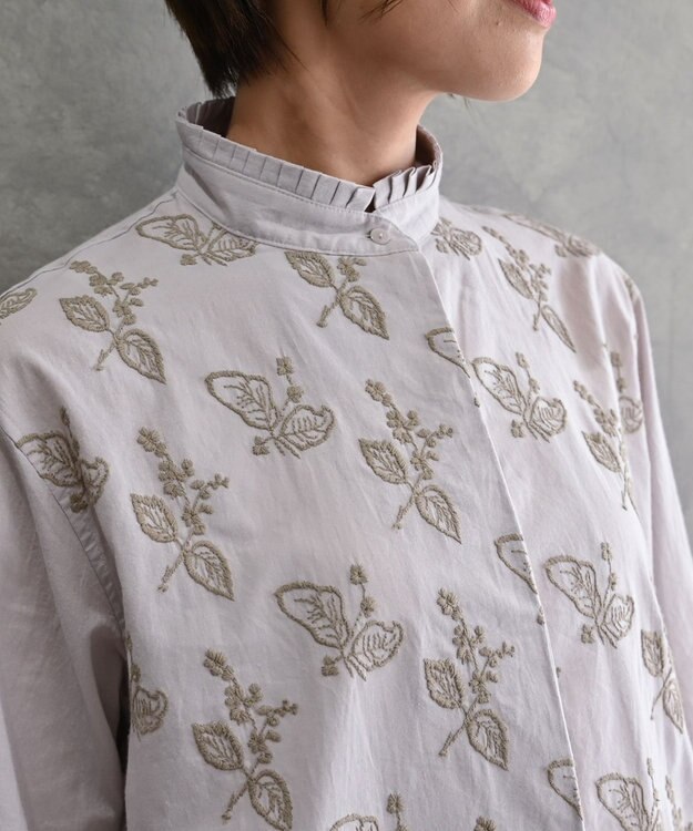 muuc 〈コットン100%〉〈綿ローン生地〉〈ふんわり柔らかな肌触り〉梅小花刺繍 スタンドカラーブラウス ライトグレー