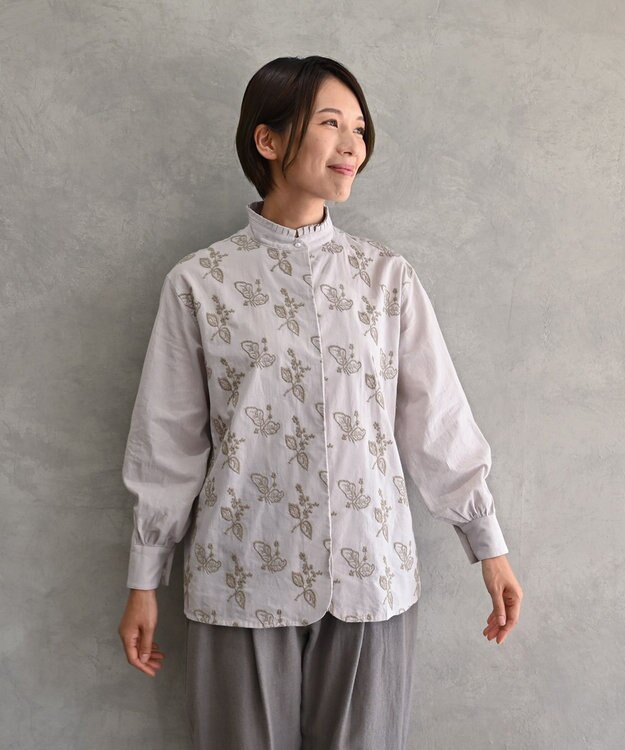 muuc 〈コットン100%〉〈綿ローン生地〉〈ふんわり柔らかな肌触り〉梅小花刺繍 スタンドカラーブラウス ライトグレー