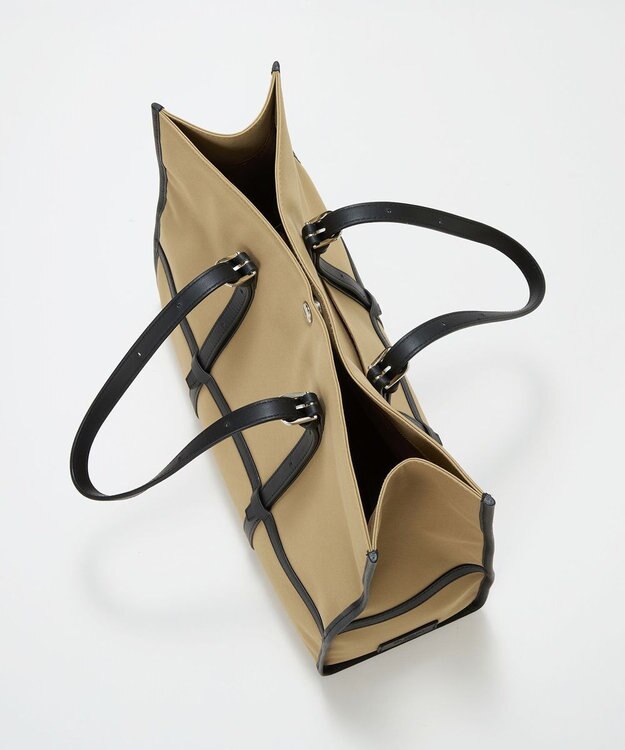 TOPKAPI 【Breath TOPKAPI】FRAME フレーム レザーベルト スクエア トートバッグ　A4 / 軽量 ベージュ