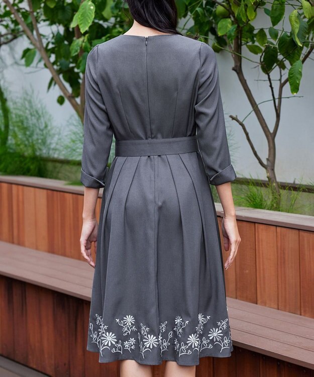 Tiaclasse 【洗える】花柄刺繍フレアワンピース チャコールグレー
