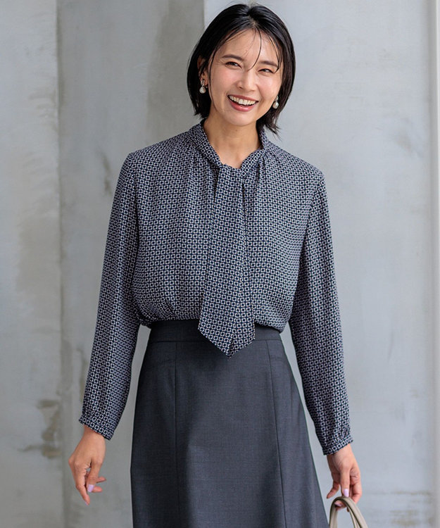 23区 【洗える】スクエアチェーンプリント ブラウス ネイビー系