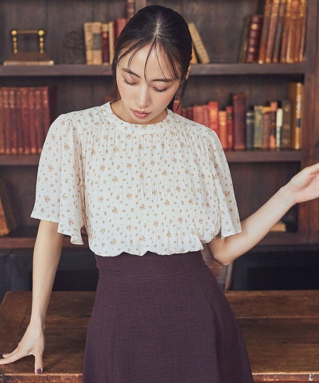 earth music&ecology マジョリカプリーツ半袖ブラウス Flower Beige