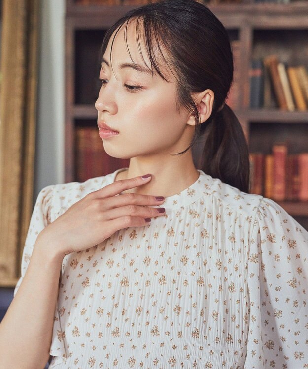 earth music&ecology マジョリカプリーツ半袖ブラウス Flower Beige