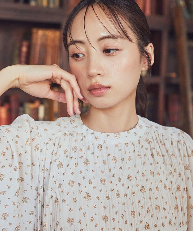 earth music&ecology マジョリカプリーツ半袖ブラウス Flower Beige