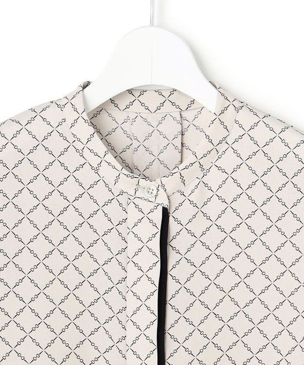 ICB L 【先行予約・WEB限定カラーあり】BackSatinAmunzen 5分袖バンドカラーブラウス トープ×スクエアビット柄［WEB限定］