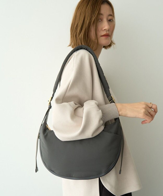 YECCA VECCA story.ハーフムーンクロスボディ Charcoal Gray