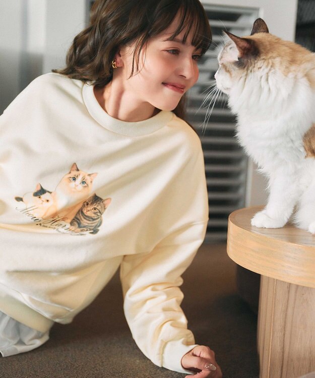 Feroux 【猫カフェMOCHAコラボ】猫ちゃんプリント トレーナー ライトイエロー系