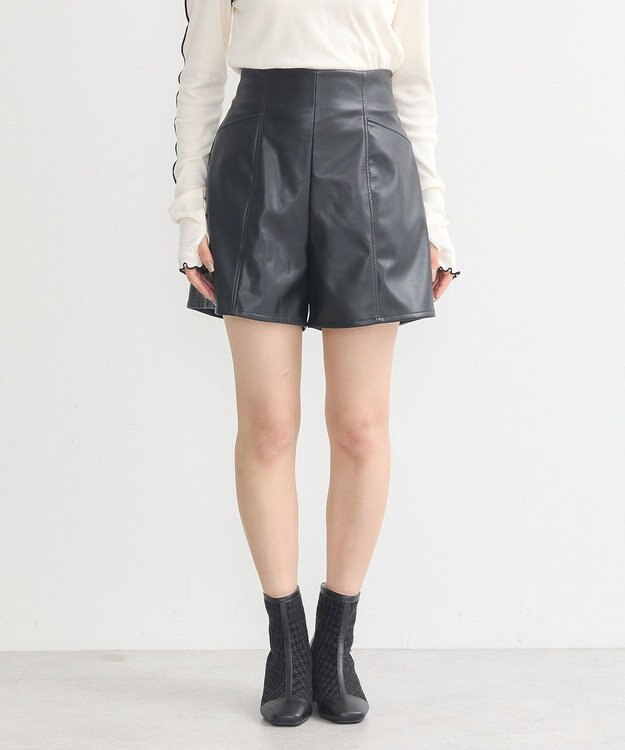 earth music&ecology シンセティックレザーショートパンツ Black