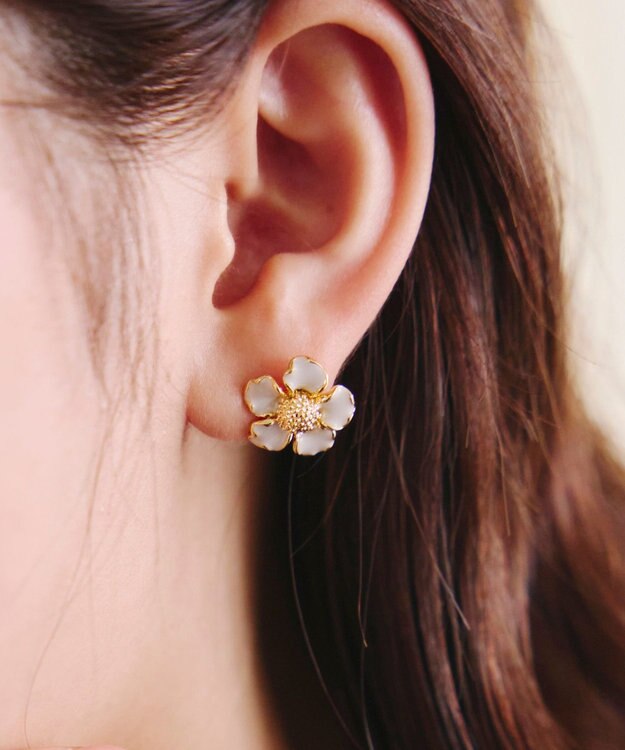 Tiaclasse カラーフラワーピアス オフホワイト×ゴールド