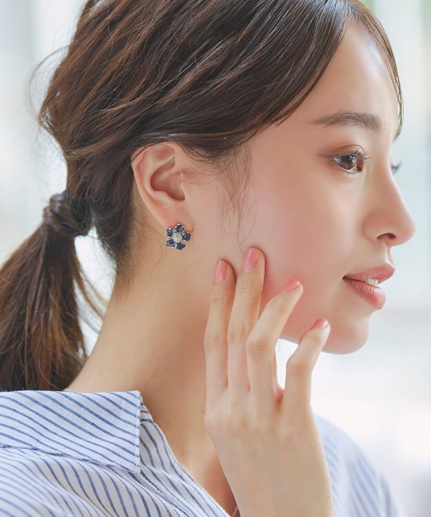 Tiaclasse カラーフラワーピアス ネイビー×シルバー
