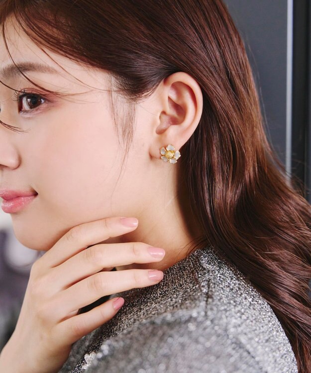 Tiaclasse カラーフラワーピアス オフホワイト×ゴールド