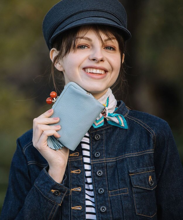 UNBILLION 【テレビ ドラマ着用アイテム】perche アクリル玉がま口2つ折り財布 サックスブルー