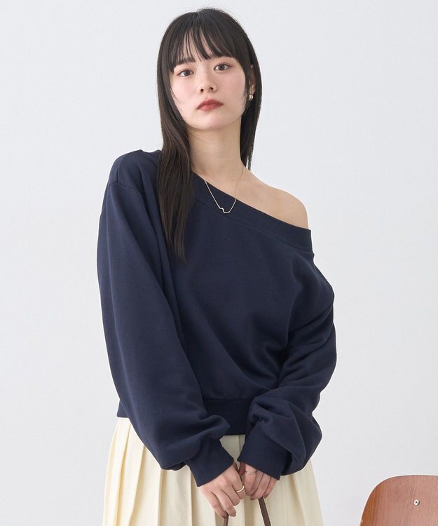 earth music&ecology ショート丈ワンポイント刺繍オフショルスウェット Navy