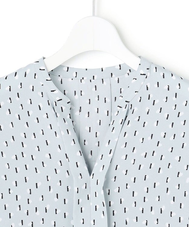 ICB L 【先行予約・WEB限定】BackSatinAmunzen 5分袖キーネックブラウス サックスブルー×モチーフドット柄