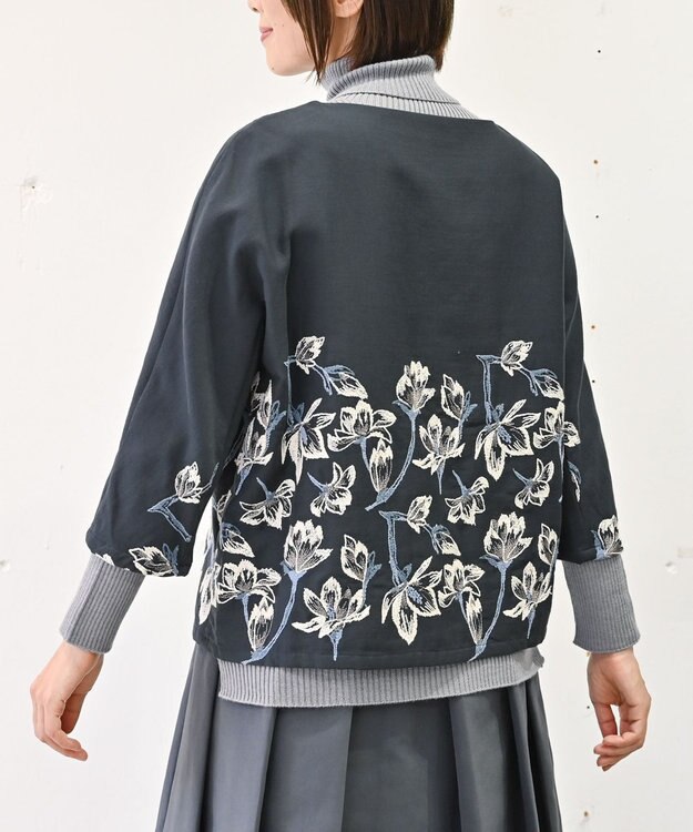 muuc 〈遠州織物の工場で織られた上質なコットン生地〉モクレン刺繍 ノーカラー プルオーバー（セットアップ可能） ネイビー×グレー