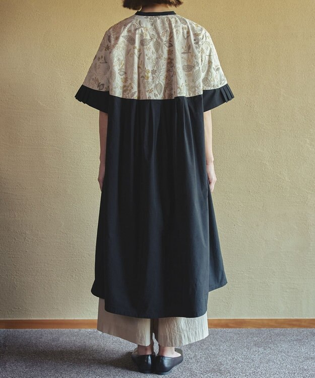 muuc 筆記帳刺繍ヨーク切り替えワンピース〈国産・muucオリジナル総柄刺繍〉〈オーガニック綿〉〈前開き・羽織にも〉〈3シーズン春夏秋〉 ベージュ