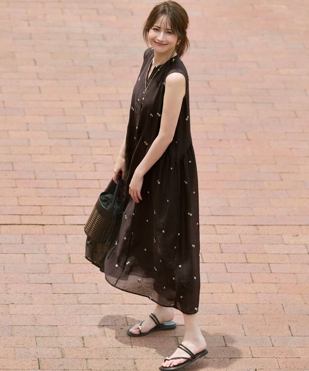 23区 L 【一部予約/WEB&一部店舗限定】シアーワッシャー 刺繍 ワンピース ダークブラウン×ベージュフラワー系