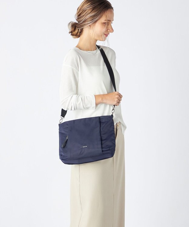 LA BAGAGERIE 多収納ナイロン2WAYショルダー ネイビー