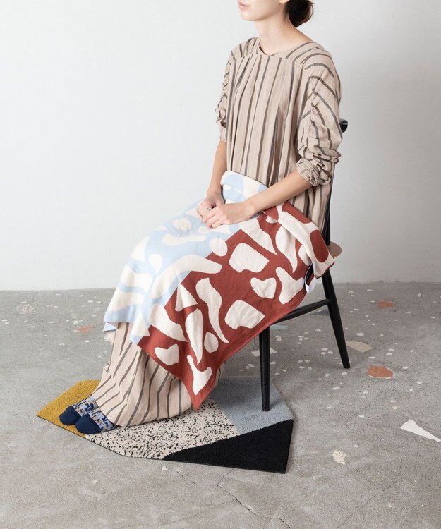 TRICOTE 【リバーシブル】コラージュ柄ニットブランケット 87BROWN