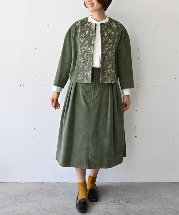 muuc 〈遠州織物の工場で織られたコットンコーデュロイ生地〉花刺繍ノーカラージャケット（セットアップ可能） グリーン