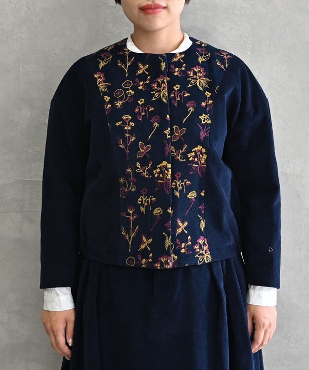 遠州織物の工場で織られたコットンコーデュロイ生地〉花刺繍ノーカラー