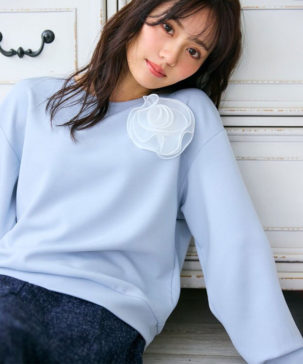 Feroux 【洗える】ローズコサージュ ダンボールプルオーバー スカイブルー系