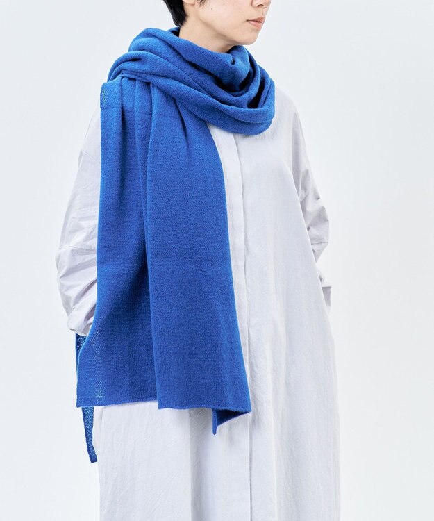 AND WOOL 〈上質な素材と手仕事から生まれたニット〉ホワイトカシミヤ100%の大判ストール ブルー