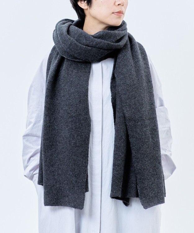 AND WOOL 〈上質な素材と手仕事から生まれたニット〉ホワイトカシミヤ100%の大判ストール チャコールグレー