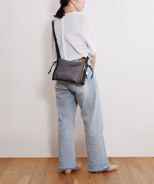 ACE BAGS & LUGGAGE HAyU × ace.  ユッカ ショルダーバッグ 17831 チャコール（ネコヘッド柄）