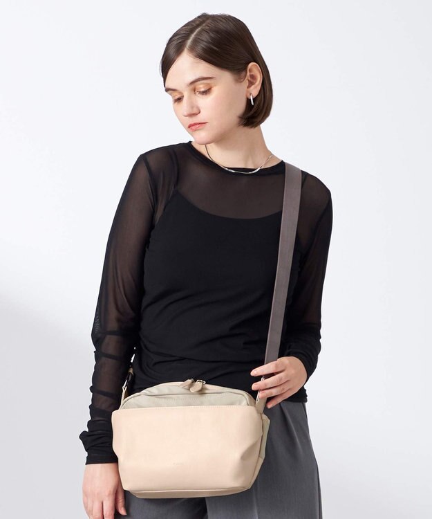 Y'SACCS シルキーリュクスショルダーバッグ アイボリー