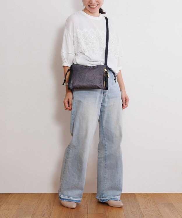 ACE BAGS & LUGGAGE HAyU × ace.  ユッカ ショルダーバッグ 17831 チャコール（ネコヘッド柄）