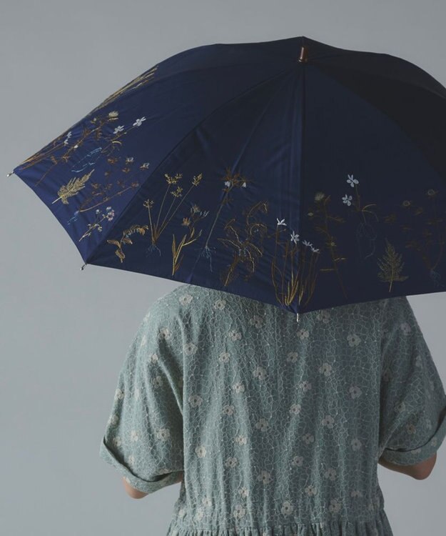 AND WOOL 〈一級遮光生地・晴雨兼用〉ボタニカル刺繍の日傘 （長傘タイプ） ネイビー