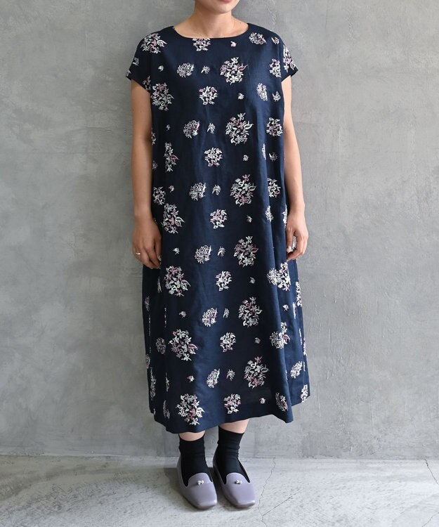 muuc 〈コットン×リネン〉〈高品質なドライタッチ生地〉野小花刺繍ゆったりワンピース ネイビー