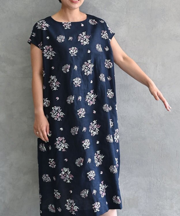 muuc 〈コットン×リネン〉〈高品質なドライタッチ生地〉野小花刺繍ゆったりワンピース ネイビー