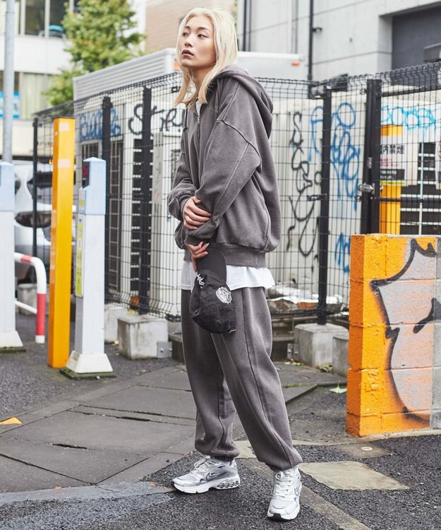 WEGO ピグメントハーフZIPロゴプルパーカー ブラウン