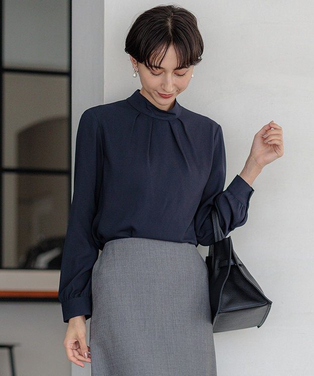 23区 【吸水速乾/UVケア/防シワ性】バックサテンアムンゼン ボウタイ付き 2WAY ブラウス ネイビー系