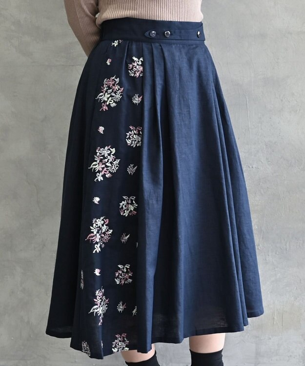 muuc 〈コットン×リネン〉〈高品質なドライタッチ生地〉〈遠州織物の工場で織られた上質な生地〉野小花刺繍 ウエスト後ろゴムあり 裏地あり ギャザースカート