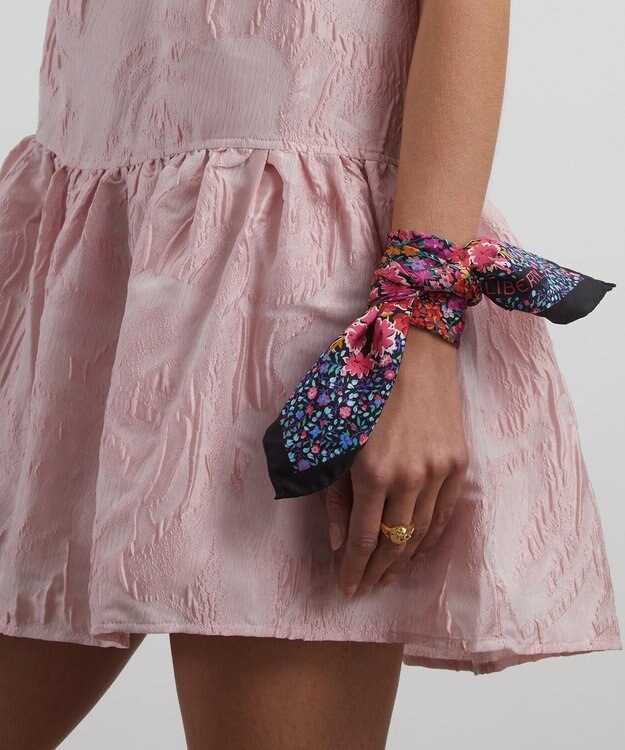 LIBERTY. フローラル メドレー シルクツイル スカーフ 45 ピンク