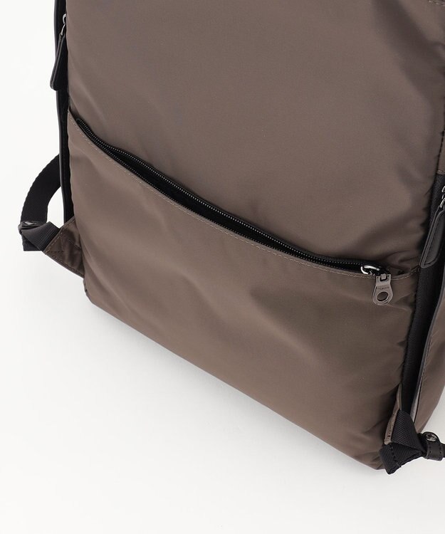 Y'SACCS 【CORDURA×リサイクルレザー】ラウンドフラップリュック カーキ