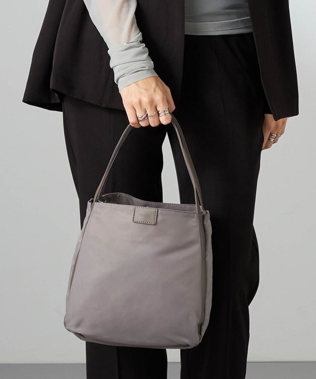 Y'SACCS スクエアすっきりトート Sサイズ グレージュ